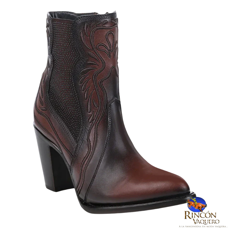 Botines de piel café con bordado orgánico en alto relieve