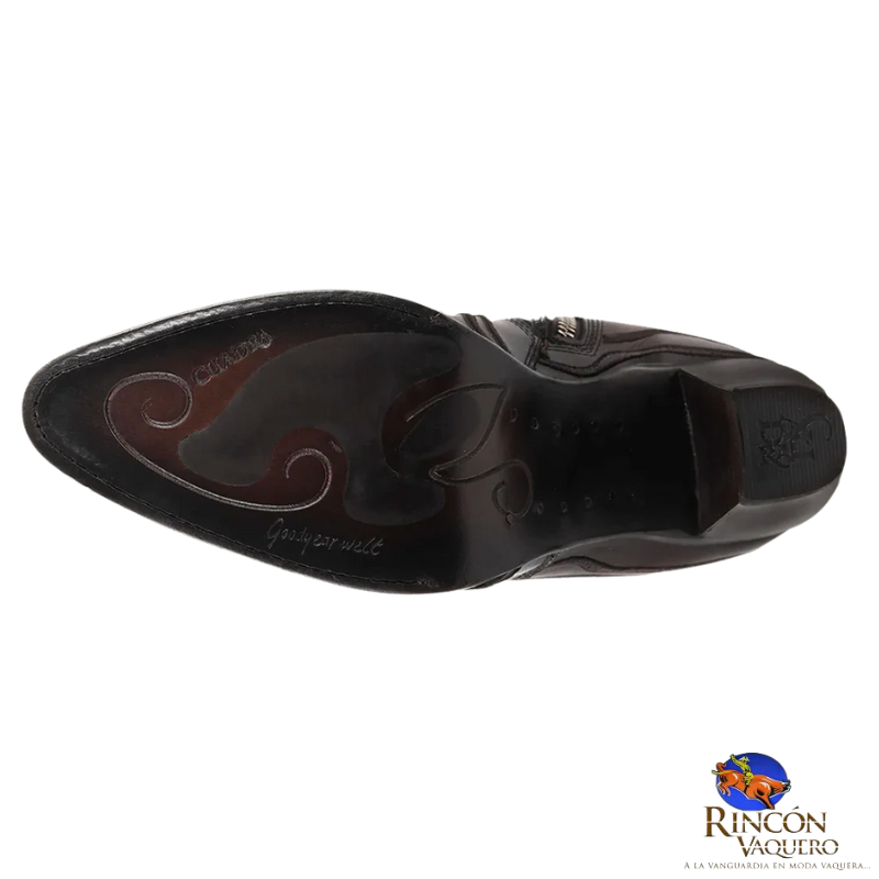 Botines de piel café con bordado orgánico en alto relieve