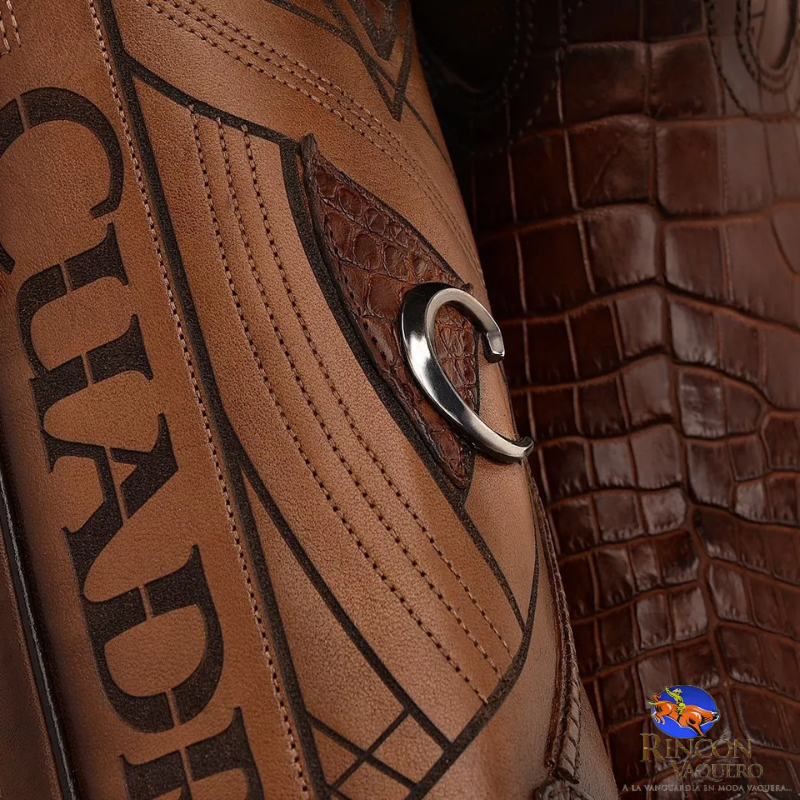 Botas de hombre tradicionales de cuero exótico pintadas a mano.